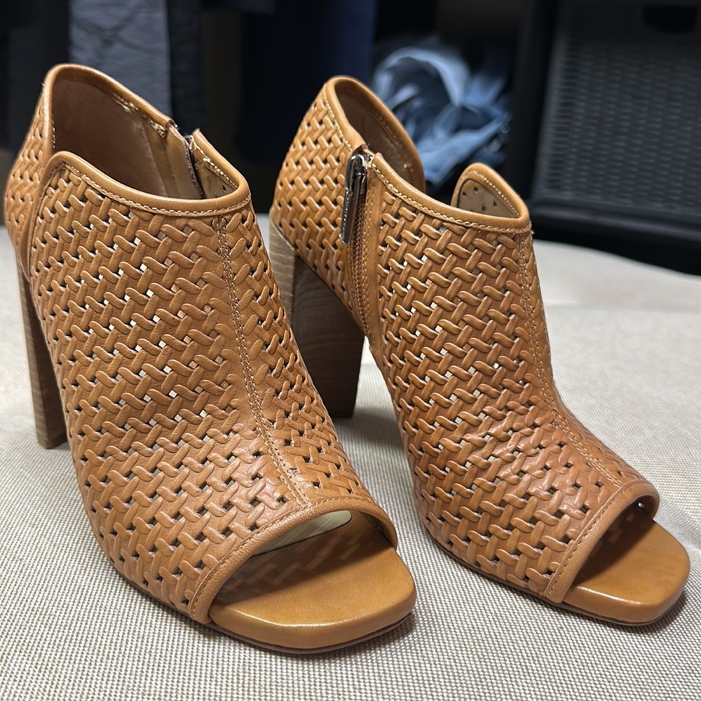 Vince Camuto Prisha tan booties size 6